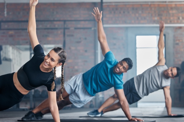 eine Gruppe Sportler beim Work-out