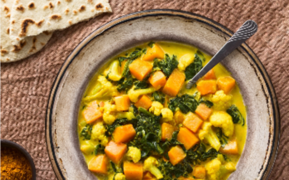 Rezept: Süßkartoffel-Curry mit Blumenkohl, Kokosmilch und Spinat