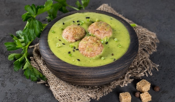 Rezept: Zucchini-Kartoffel-Suppe mit Fleischklößchen