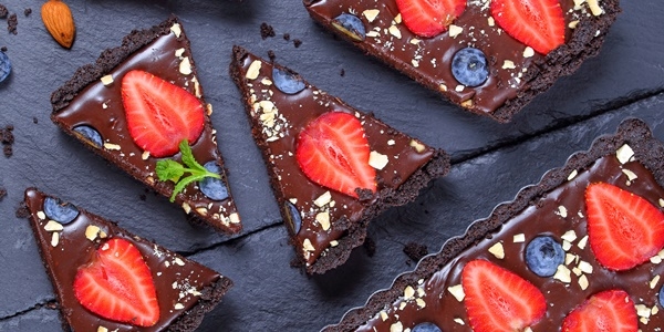Rezept: Schoko-Tarte mit Früchten und Haselnüssen