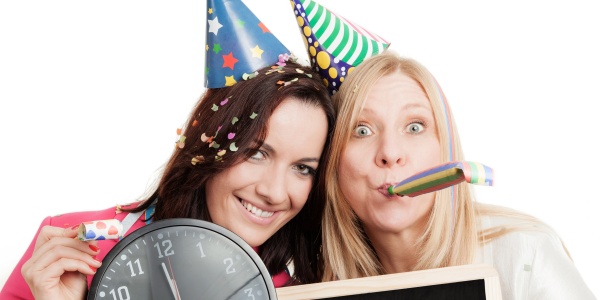 Zwei Frauen begrüssen das neue Jahr mit vielen guten Vorsätzen.