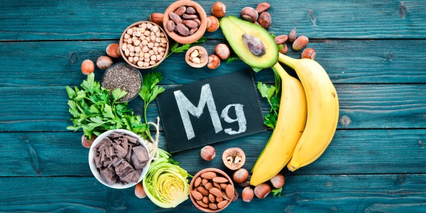 Eine Auswahl gesunder Nahrungsmittel, die viel Magnesium liefern.